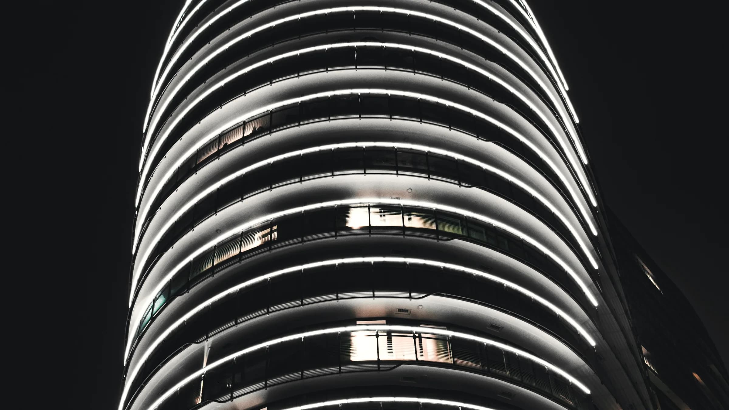 A high-rise elevation reduced to the rhythm of its openings.